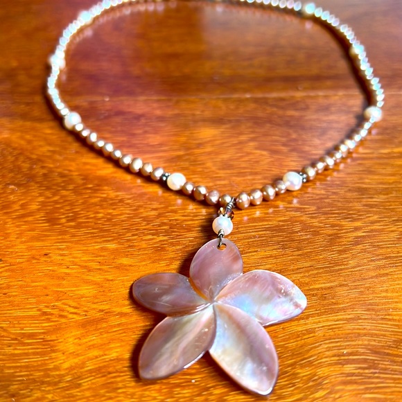 Mother of Pearl flower & fresh water Pearl necklace - Picture 3 of 5